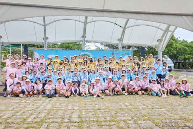 롯데웰푸드가 지난 14일부터 1박 2일간 경북 의성군에서 진행한 '제14회 의성마늘햄 가족캠프'에서 참가자들이 기념쵤영을 하고 있다. 롯데웰푸드 제공