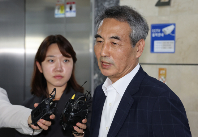 윤석열 전 대통령의 부인 김건희 여사 의혹을 수사할 민중기 특별검사가 16일 서울 서초구 사무실 앞에서 취재진의 질문에 답하고 있다.. 연합뉴스