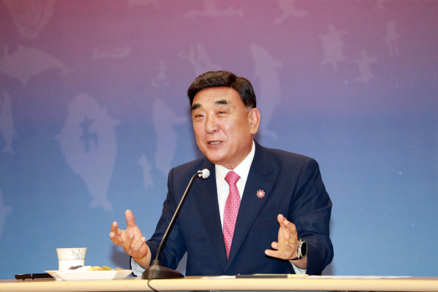 김두겸 울산시장이 16일 시청 프레스센터에서 SK와 아마존의 AI데이터센터 건립과 관련해 유치 개요와 배경, 기대 효과 등을 설명하고 있다. 울산시 제공