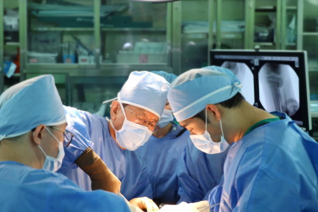 소아정형 파트를 담당하고 있는 김휘택 원장의 수술 장면. 부산의료원 제공