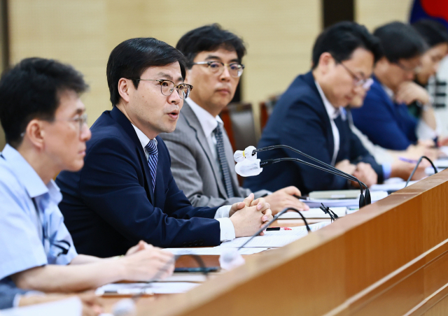 산업통상자원부 여한구(왼쪽 두 번째) 통상교섭본부장이 16일 정부세종청사 산업부 대회의실에서 ‘대미 협상 TF’ 킥오프 회의를 주재하고 있다. 산업부 제공