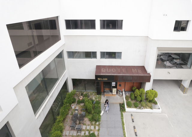 살림집과 갤러리, 베이커리, 카페, 아트숍, 살롱음악회, 공방이 함께 공존하는 셀라스 건물 전경. 정대현 기자 jhuyn@