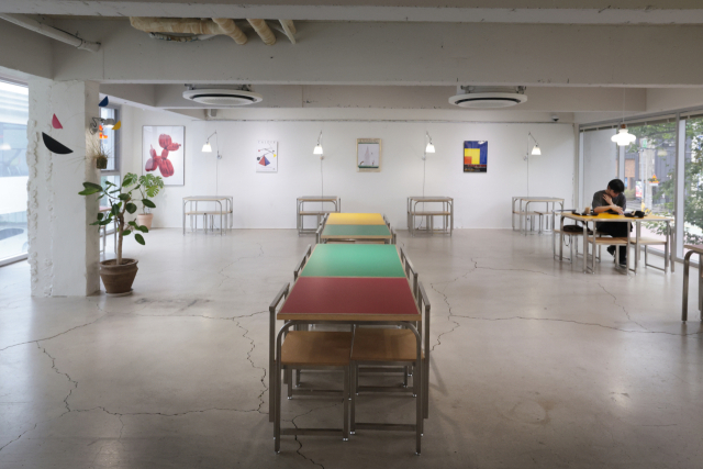 셀라스 별관 2층 카페는 갤러리에 드문드문 테이블이 설치된 느낌이 들 정도로 여유롭다. 정대현 기자 jhuyn@