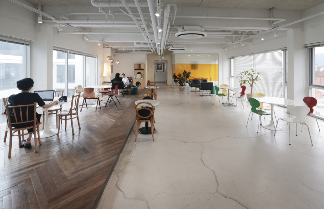 본관 2층 카페는 나무단이 길게 있어 브런치 콘서트에선 연주팀의 공연 무대로 변신한다. 정대현 기자 jhuyn@