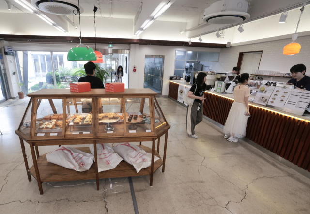 셀라스 본관 1층은 베이커리를 구입하거나 브런치나 음료를 주문하는 공간이다. 여기서 셀라그래피 활동을 진행하기도 한다. 정대현 기자 jhuyn@
