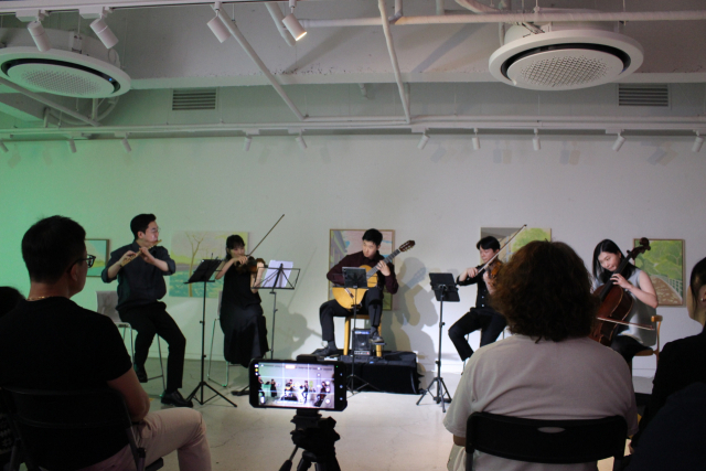 르 브와 앙상블 공연은 원래 1회 공연이었으나 순식간에 매진돼 고객의 요청으로 추가 공연을 마련할 정도로 관심을 끌었다. 김효정 기자