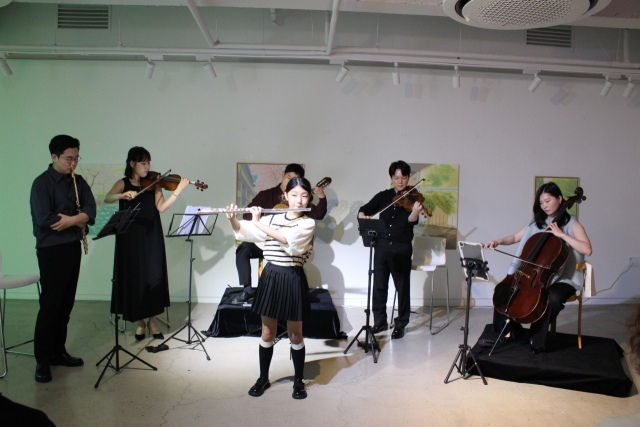 셀라스 지하 1층 갤러리에서 열린 르 브와 앙상블 공연 모습. 플룻을 부는 소녀가 어린 왕자 대화를 낭독했고 르 브와 앙상블은 내용에 맞는 슈만의 음악으로 연결했다. 김효정 기자