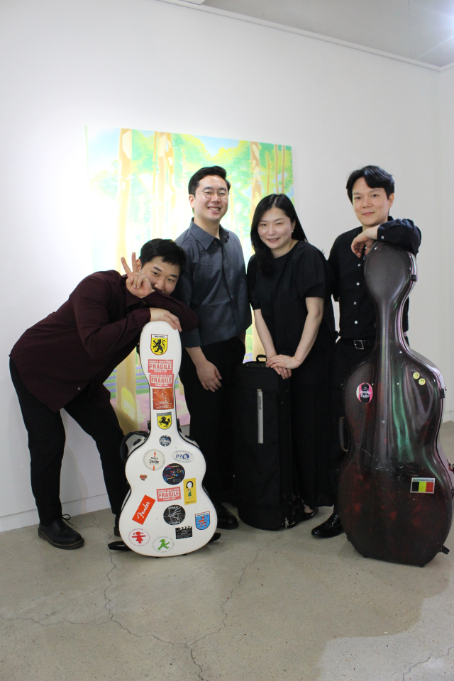 성공적인 공연을 마친 후 르 브와 앙상블 멤버들이 행복한 표정을 짓고 있다. 김효정 기자