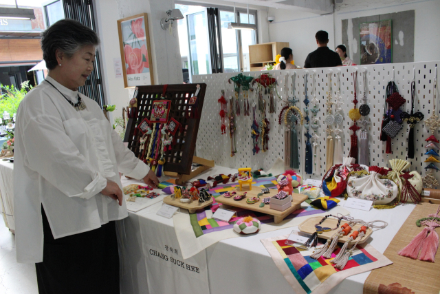 공예 작가들의 아트 상품으로 부스를 차린 셀라스 마켓은 많은 이들이 부담 없이 즐겼다. 사진은 규방공예 장숙희 작가의 작품들. 김효정 기자