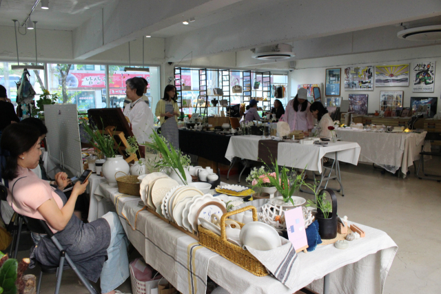 셀라스마켓은 다양한 장르의 공예 작품과 아트 상품을 구경하는 재미가 남다르다. 김효정 기자