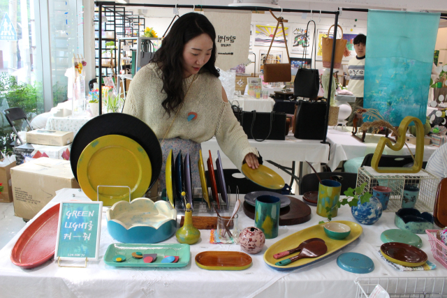 목공예로 만든 생활 소품이 전시된 셀라스 마켓 모습. 김효정 기자