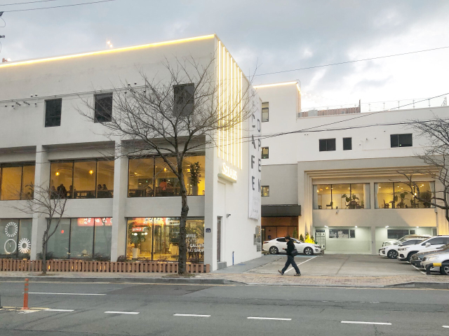 길 건너편에서 본 셀라스 모습. 앞쪽 건물이 별관이고 뒤쪽 건물이 본관이다. 셀라스 제공