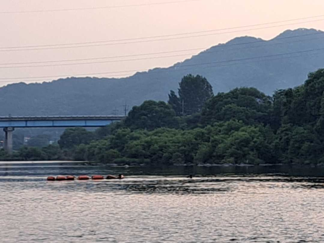 전날 오후 홍천강에서 진행된 수색 작업. 강원특별자치도소방본부 제공