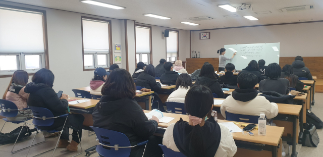검정고시를 준비하는 경남 김해시의 청소년들. 김해시 제공
