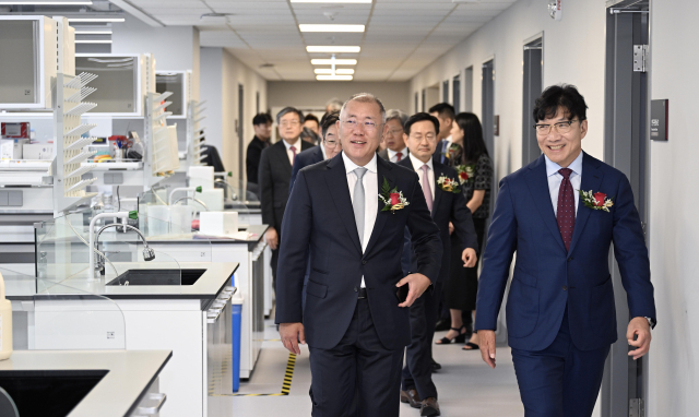 정의선(왼쪽) 현대차그룹 회장과 김재호 고려중앙학원 이사장 등 고려대 ‘정몽구 미래의학관’ 개관식 참석자들이 정몽구 미래의학관의 백신 개발 연구 시설을 둘러보고 있다. 현대차그룹 제공