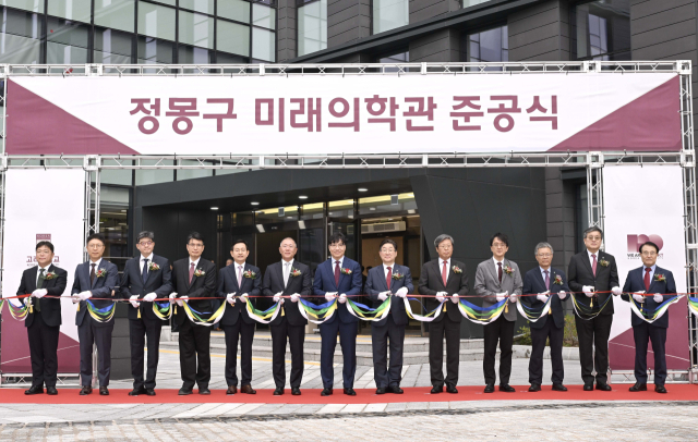 16일 ‘정몽구 미래의학관’ 준공식에서 정의선(왼쪽에서 여섯 번째) 현대차그룹 회장과 김재호 고려중앙학원 이사장, 김동원 고려대 총장, 승명호 교우회장 등 참석자들이 테이프 커팅을 하고 있다. 현대차그룹 제공