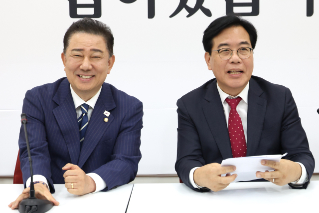 더불어민주당 김병기 당 대표 직무대행 겸 원내대표(왼쪽)가 17일 국회에서 국민의힘 송언석 원내대표를 예방하고 있다. 연합뉴스