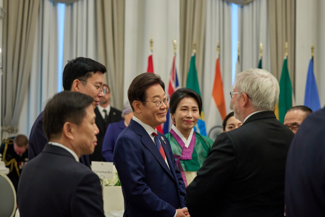 이재명 대통령이 16일(현지시간) 캐나다 캘커리 한 호텔에서 열린 캐나다 총독 내외 주최 주요 7개국(G7) 정상회의 초청국 리셉션에서 참석자들과 대화하고 있다. 연합뉴스