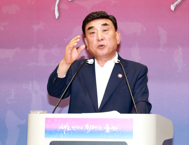 김두겸 울산시장이 17일 시청 프레스센터에서 기업 규제 완화를 위해 건축법 개정 등에 대해 브리핑하고 있다. 울산시 제공