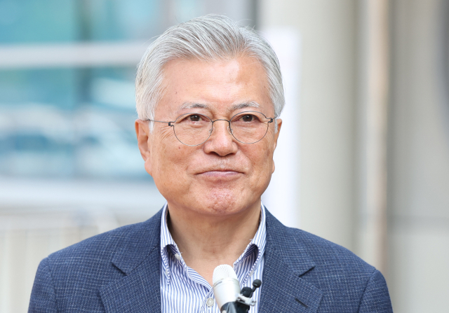 문재인 전 대통령이 21대 대선 사전투표 첫날인 지난달 29일 경남 양산시 하북면 주민자치센터에 마련된 사전투표소에서 투표 후 취재진 질문을 듣고 있다. 연합뉴스