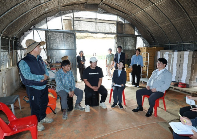 권재한 농촌진흥청장(오른쪽)이 17일 농작업 재해예방을 위한 농업 현장을 찾아 참석자들과 간담회를 갖고 있다. 농촌진흥청 제공
