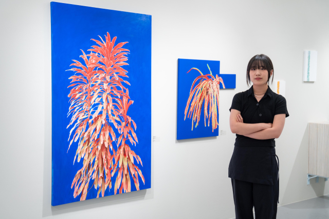 해석 정해영 선생 장학문화재단이 주최한 '2025 부울경 예비작가 지원전'이 지난 11일 개막해 내달 8일까지 서면 복합예술공간 별채*에서 개최된다. 사진은 최우수상을 수상한 동아대 박주영 예비작가와 작품. 해석장학문화재단 제공