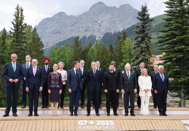 이재명 대통령이 17일(현지시간) 캐나다 앨버타주 캐내내스키스 주요 7개국(G7) 정상회의장에서 의장국 마크 카니 캐나다 총리이시바 시게루 일본 총리 등 G7 및 초청국 정상들과 함께 기념촬영을 하고 있다. 뒷줄 왼쪽부터 시계방향으로 스캇 베센트 미국 재무장관, 아제이 방가 세계은행 총재, 우르줄라 폰데어라이엔 유럽연합 집행위원장, 키어 스타머 영국 총리, 이 대통령, 시릴 라마포사 남아프리카공화국 대통령, 나렌드라 모디 인도 총리, 이시바 시게루 일본 총리, 안토니우 구테흐스 유엔 사무총장, 안토니우 코스타 유럽연합 정상회의 상임의장, 조르자 멜로니 이탈리아 총리, 루이스 이나시우 룰라 다시우바 브라질 대통령, 볼로디미르 젤렌스키 우크라이나 대통령, 마크 카니 캐나다 총리, 에마뉘엘 마크롱 프랑스 대통령, 클라우디아 셰인바움 멕시코 대통령, 앤서니 앨버니지 호주 총리, 프리드리히 메르츠 독일 총리. 연합뉴스