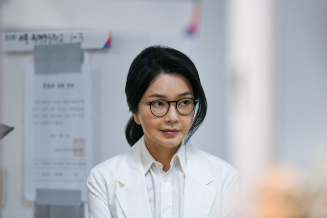 윤석열 전 대통령 배우자 김건희 여사가 제21대 대통령 선거일인 3일 서울 서초구 원명초등학교에 마련된 서초4동제3투표소에서 투표하기 위해 줄을 서고 있다. 연합뉴스