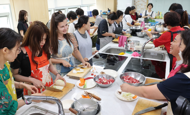 18일 부산 부산진구청 평생학습관 조리실에서 열린 ‘다문화가족 1일 요리체험교실’에서 참가자들이 한국 음식 만들기 체험을 하고 있다. 정종회 기자 jjh@
