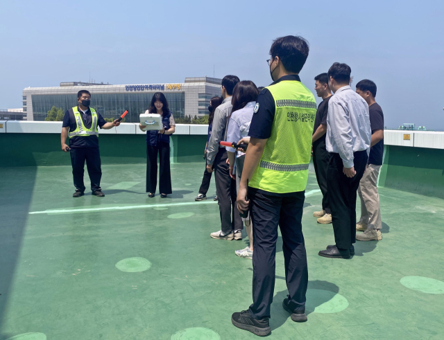 인천항 연안여객터미널에서 지진·해일 대비 대피훈련을 실시하고 있다. 인천항만공사(IPA) 제공
