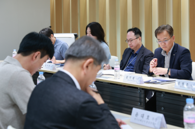 위폐방지 실무위원회 참석자들이 17일 한은 본관에서 열린 2025년 상반기 정기회의에서 의견을 나누고 있다.한국은행 제공.
