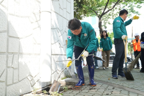 오은택 부산 남구청장이 18일 용호1동 LG메트로시티아파트 인근에서 하수구 퇴적물을 제거하는 준설 작업을 실시하고 있다.