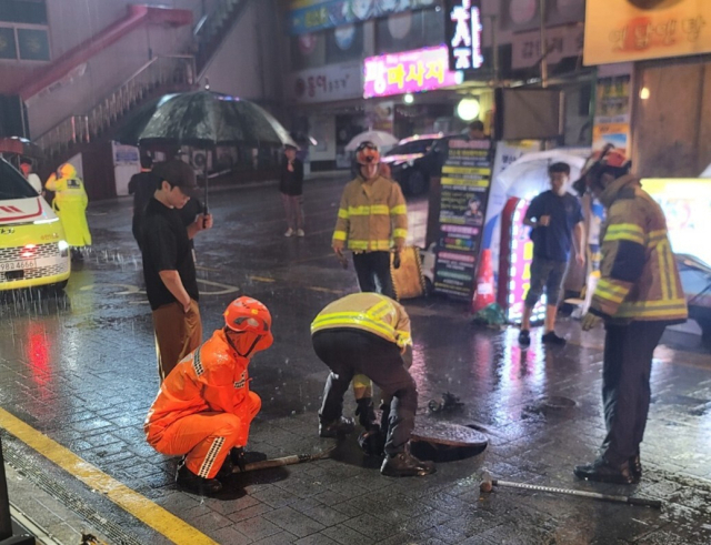 소방 당국이 지난 14일 오전 부산 연제구 연산동 한 거리에서 맨홀을 정비하는 모습. 부산소방재난본부 제공