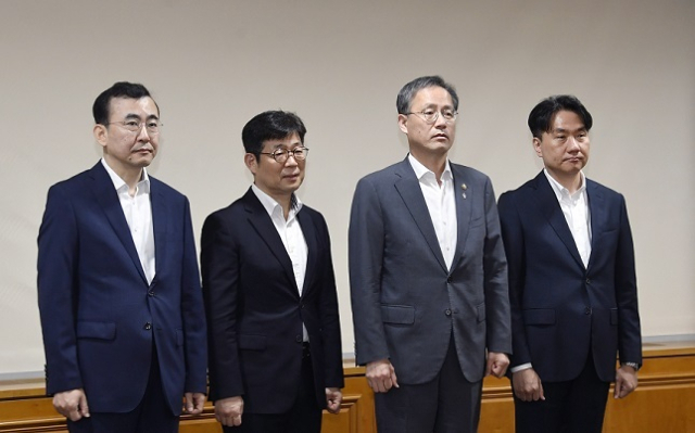 이형일 기획재정부 장관 직무대행 1차관이 6월 19일 오전 서울 중구 은행회관에서 열린 '거시경제금융회의' 개최 전 기념촬영을 하고 있다. 기재부 제공