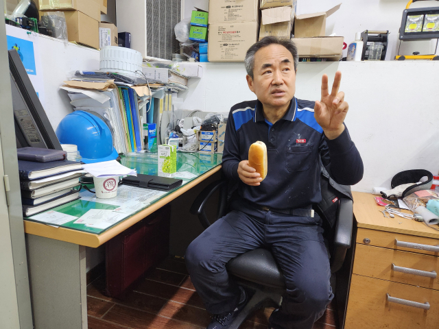 경남 밀양시 초동측별농공단지 내 한 회사에서 근무하는 서원수(62) 씨가 ‘노동자 천 원의 아침 식사’를 먹으며 취재진과 이야기를 나누고 있다. 강대한 기자