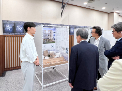 건축학과 학생의 작품설명을 듣는 허남식 총장