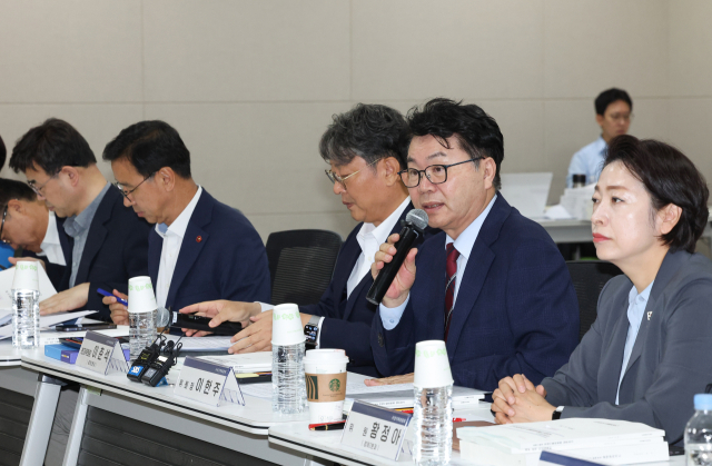 이한주 국정기획위원회 위원장이 19일 정부세종컨벤션센터에서 열린 경제2분과의 산업통상자원부 업무보고에서 발언하고 있다. 연합뉴스