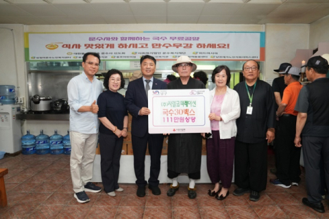 왼쪽부터 이춘성(심청이문수복지센터 관장), 조말선(문수사합창단장), 오은택 부산 남구청장, 주지 지원큰스님(문수복지재단 이사장), 박화자(문수사 신도회장), 김두찬(문수복지재단 사무국장)