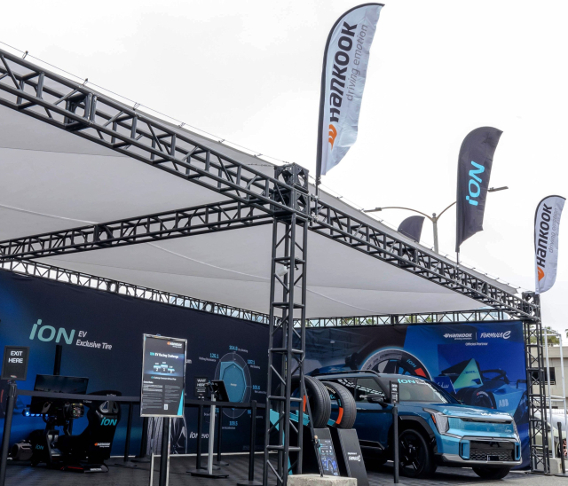 한국타이어의 지난해 ‘일렉트리파이 엑스포 롱비치’ 전시 부스 모습. 한국타이어 제공