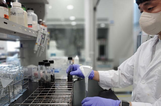 한국농업기술진흥원은 토양의 물리·화학적 특성을 과학적으로 진단하고, 객토나 성토에 사용하는 토양의 적합성을 사전에 검증하는 기준을 신설했다. 사진은 토양 분석을 진행하고 있는 모습. 농진원 제공