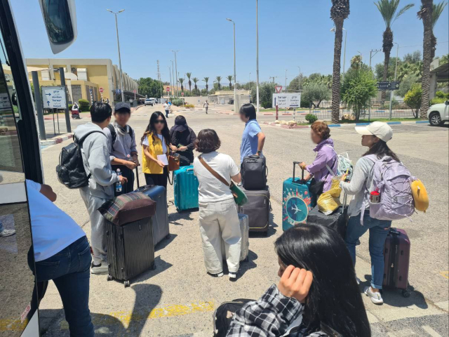 이스라엘과 이란 간 무력 충돌로 안전 우려가 커지면서 이스라엘에 체류 중이던 우리 국민 25명과 이스라엘 국적 가족 1명이 19일 오전 우리 정부가 제공한 교통편을 통해 육로로 요르단에 무사히 도착했다. 외교부에 따르면 이번 대피로 현재 이스라엘에 남아있는 국민은 460여명 가량이다. 사진은 19일 이스라엘 집결지에서 요르단행 버스를 타기 위해 이동 중인 우리 국민들. 연합뉴스