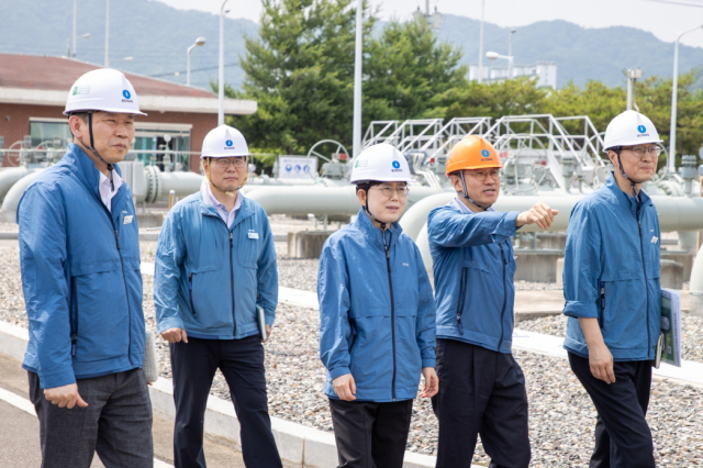한국가스공사 대구경북지역본부 왜관·중리관리소 현장 안전 점검(가운데 최연혜 가스공사 사장). 가스공사 제공