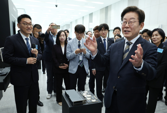 이재명 대통령이 20일 울산전시컨벤션센터에서 열린 인공지능(AI) 글로벌 협력 기업 간담회 뒤 AI 제품·서비스 시연을 참관하며 발언하고 있다. 대통령실통신사진기자단 제공