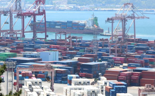 사진은 부산항 신선대부두 야적장에 컨테이너가 가득 쌓여 있는 모습. 연합뉴스 제공.