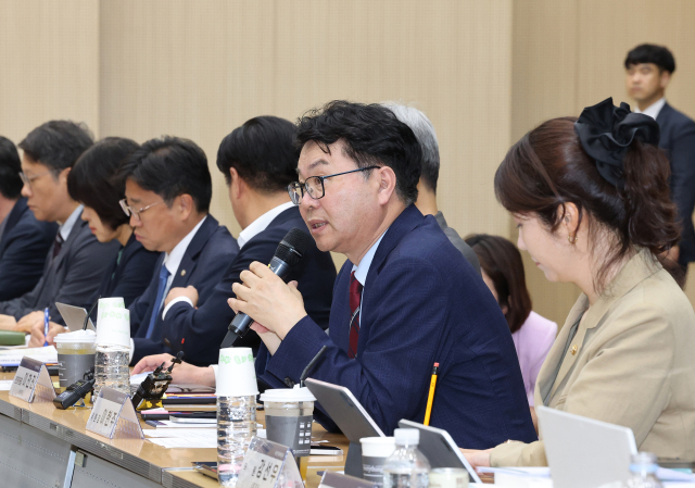 이한주 국정기획위원장이 19일 정부세종컨벤션센터에서 열린 사회1분과의 고용노동부 업무보고에서 발언하고 있다. 연합뉴스