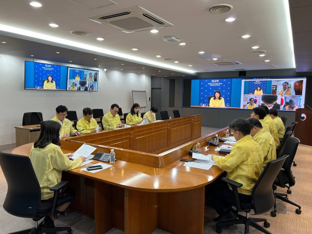 외교부가 13일 김진아 2차관 주재로 이스라엘의 이란 공습과 관련, 본부·공관 합동 상황점검회의를 개최했다고 밝혔다. 사진은 김진아 2차관이 주재하는 본부·공관 합동 상황점검회의. 연합뉴스