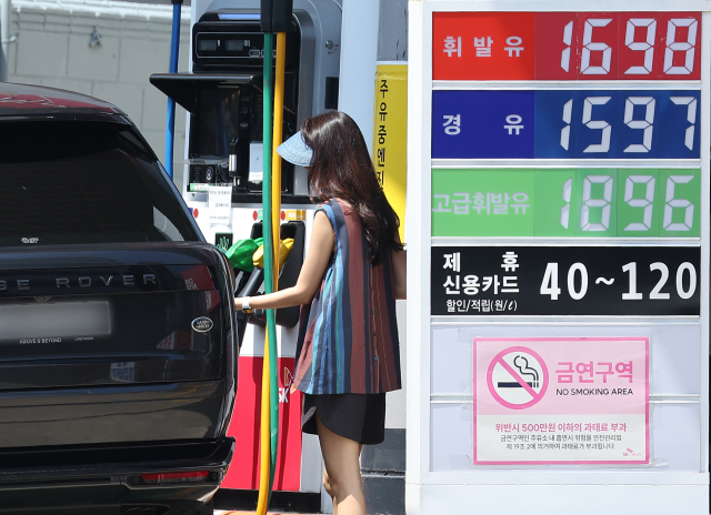 중동발 지정학적 리스크가 커지면서 이번 주 국내 휘발유와 경유의 주간 평균가격이 6주 만에 상승세로 전환했다. 지난 15일 서울 시내 한 주유소의 가격 안내문. 연합뉴스