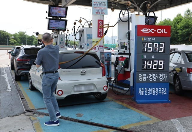 이란·이스라엘 전쟁의 여파로 국제유가가 상승하면서 국내 기름값도 가파르게 오르고 있다. 사진은 서울 서초구 만남의광장 고속도로 휴게소 주유소. 연합뉴스