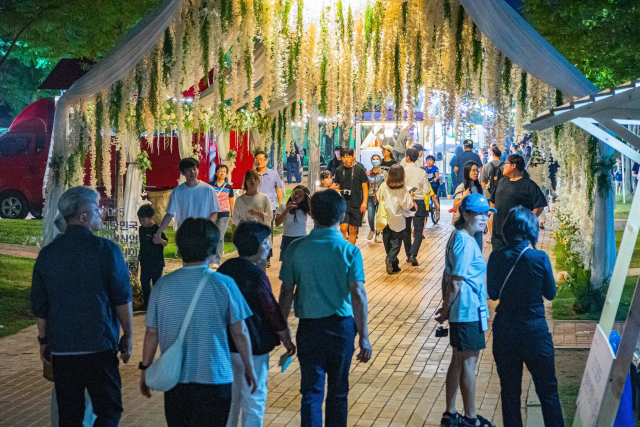 박람회가 열린 초전공원은 빛과 자연, 음악이 어우러져 지역의 새로운 야경 명소로 자리매김했다. 진주시 제공