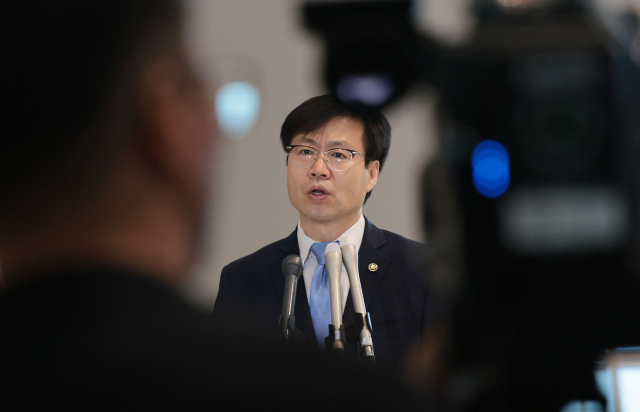 여한구 산업통상자원부 통상교섭본부장이 22일 오전 인천국제공항 제2여객터미널에서 이재명 정부 출범 이후 첫 한미 고위급 통상협의를 위해 미국 워싱턴 DC로 출국하며 취재진 질문에 답하고 있다. 연합뉴스